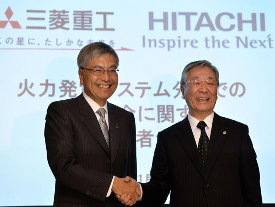 三菱重工社长大宫（左）与日立制作所社长中西