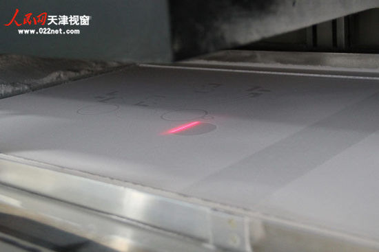 激光选区烧结作业，深色部分被激光扫过