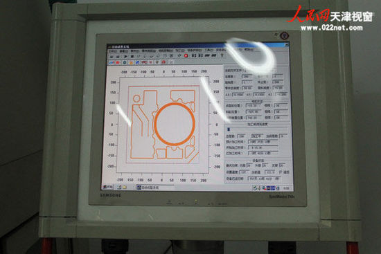 天津大学3D打印快速制造基地内的激光选区烧结快速成形系统